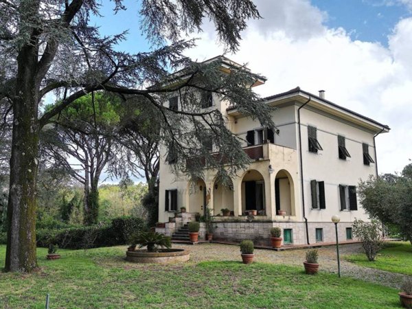 casa indipendente in vendita a Lucca in zona Centro Città