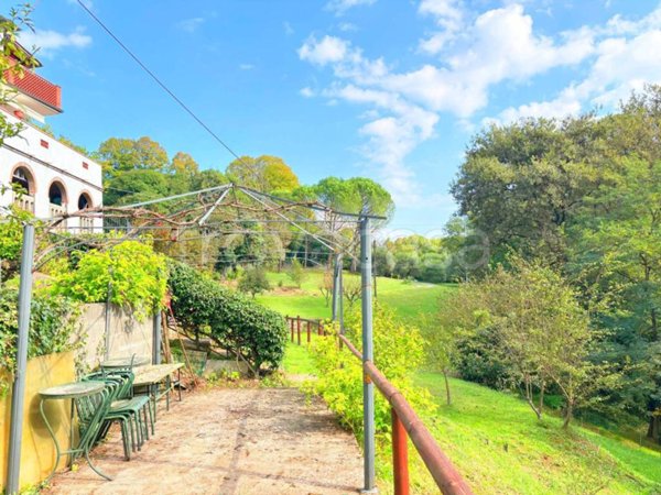 casa indipendente in vendita a Lucca in zona Nozzano