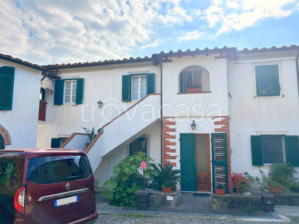 casa indipendente in vendita a Lucca in zona Nozzano
