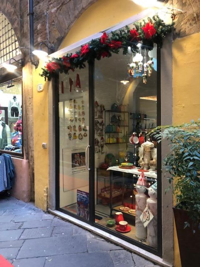 negozio in vendita a Lucca in zona Centro Città