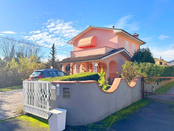 casa indipendente in vendita a Lucca in zona Ponte San Pietro