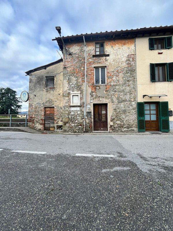 casa indipendente in vendita a Lucca in zona Ponte a Moriano