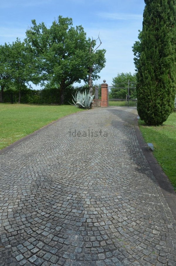 casale in vendita a Lucca in zona zona Arancio