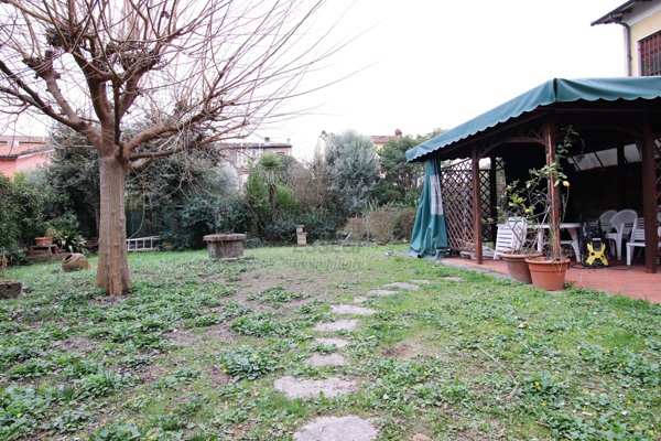 casa indipendente in vendita a Lucca in zona Centro Città