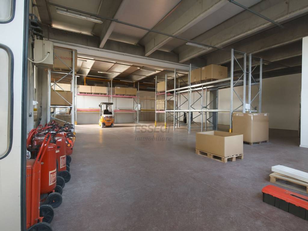 locale commerciale in vendita a Lucca in zona Nave