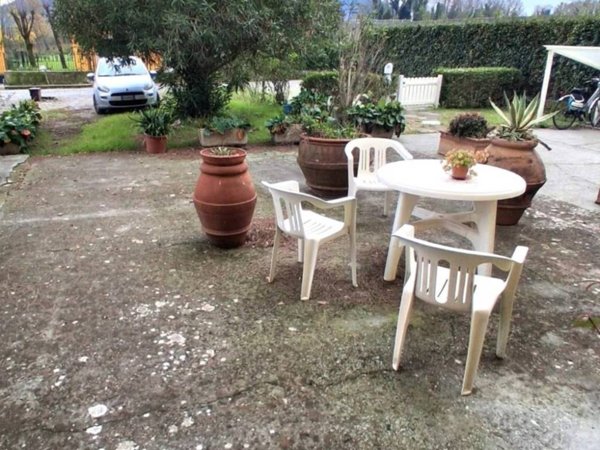 intera palazzina in vendita a Lucca in zona Arliano