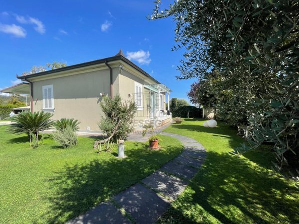 casa indipendente in vendita a Lucca in zona Centro Città