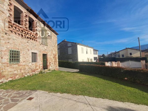 casa indipendente in vendita a Lucca in zona Arliano