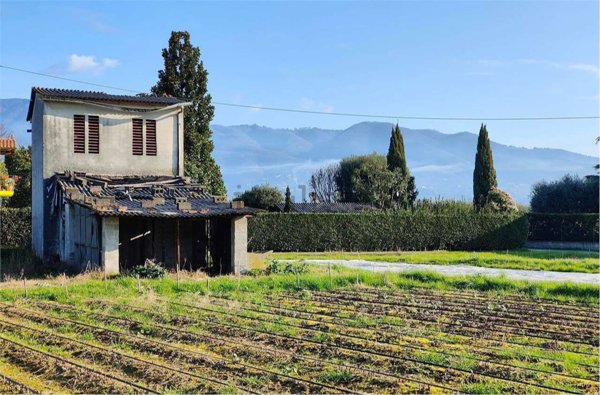 casa indipendente in vendita a Lucca in zona Centro Città