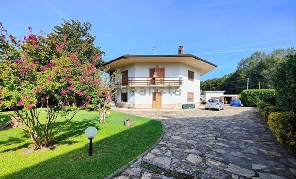 casa indipendente in vendita a Lucca in zona Chiatri