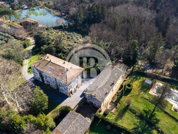 villa in vendita a Lucca in zona Vallebuia