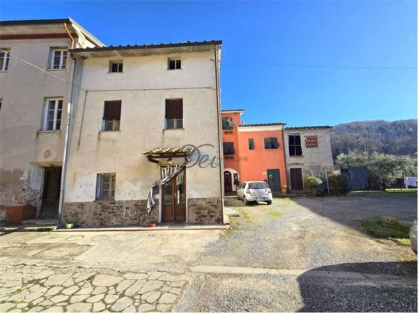 casa indipendente in vendita a Lucca in zona Nozzano