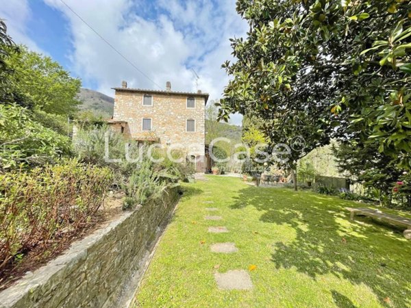 casale in vendita a Lucca in zona Pozzuolo