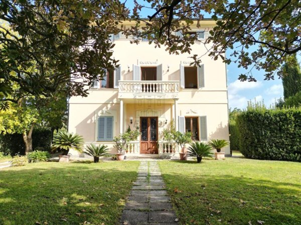 casa indipendente in vendita a Lucca