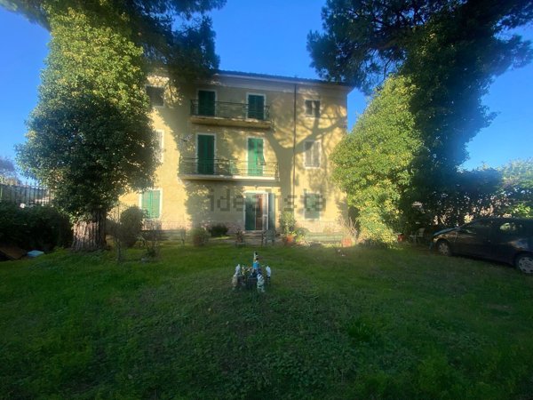 casa indipendente in vendita a Lucca