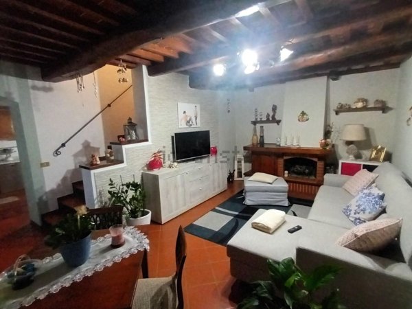 casa indipendente in vendita a Lucca in zona Monte San Quirico