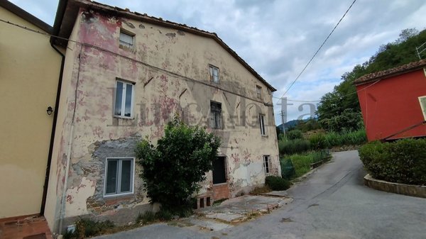 casa indipendente in vendita a Lucca in zona Ponte a Moriano