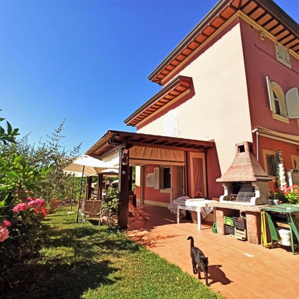 casa indipendente in vendita a Lucca in zona Balbano