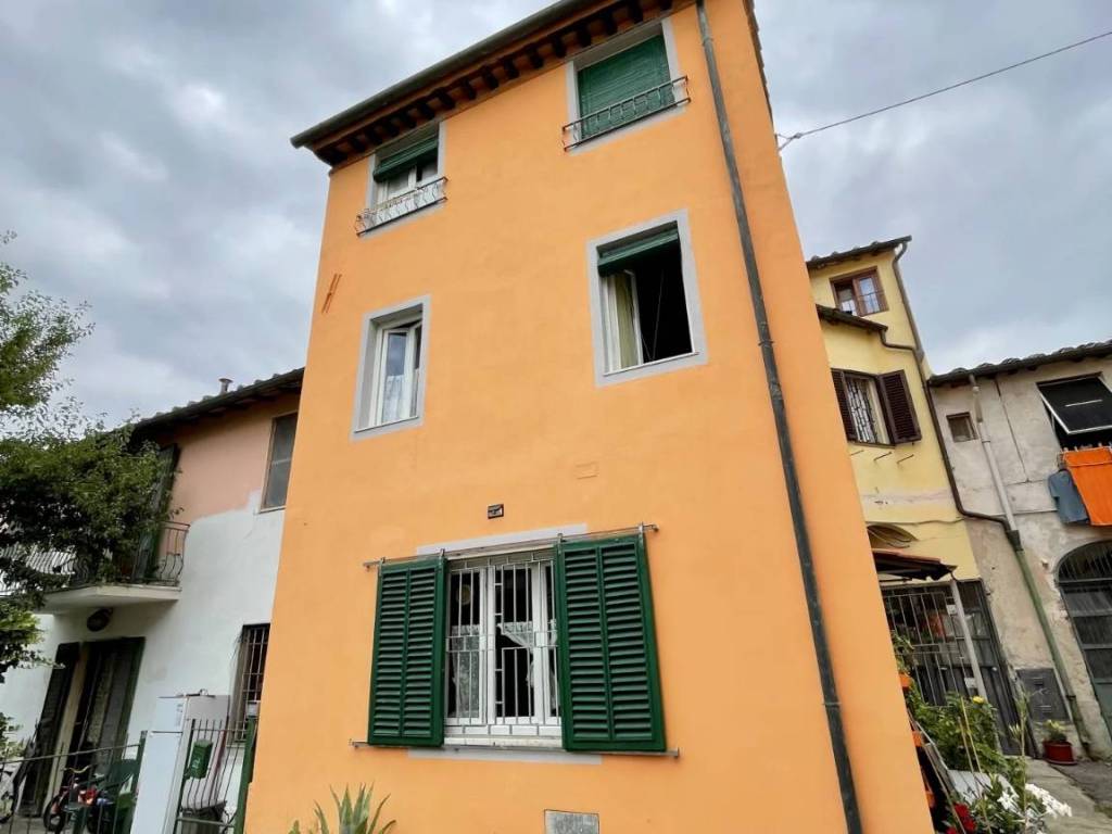 casa indipendente in vendita a Lucca in zona Ponte San Pietro