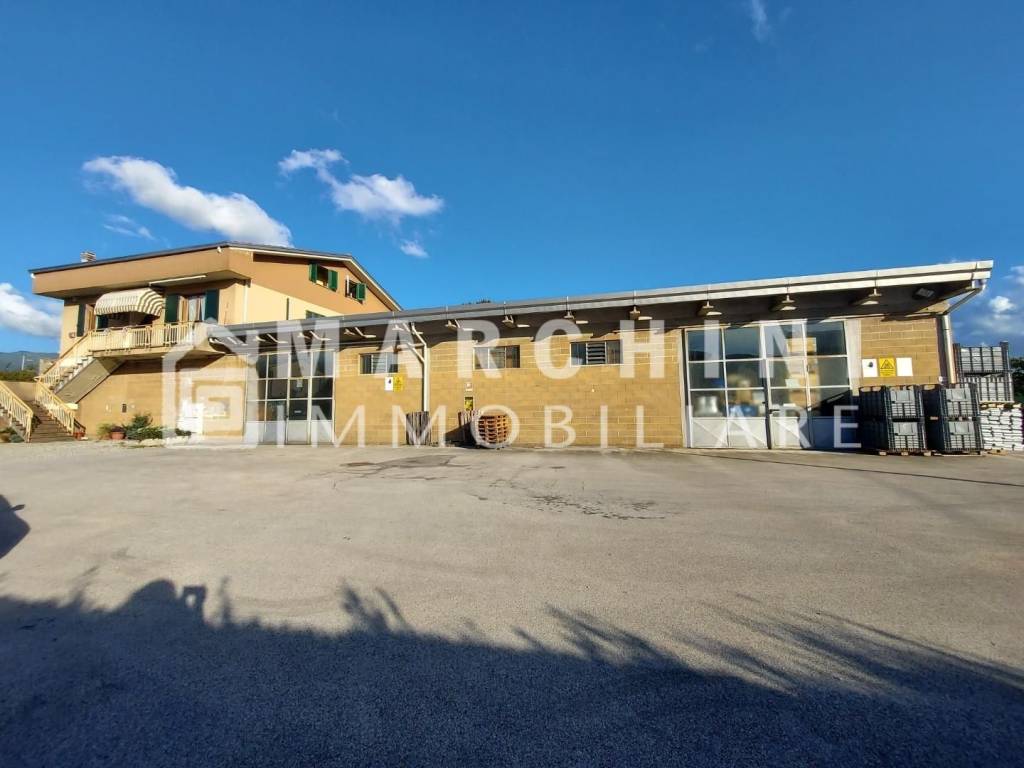 locale commerciale in vendita a Lucca