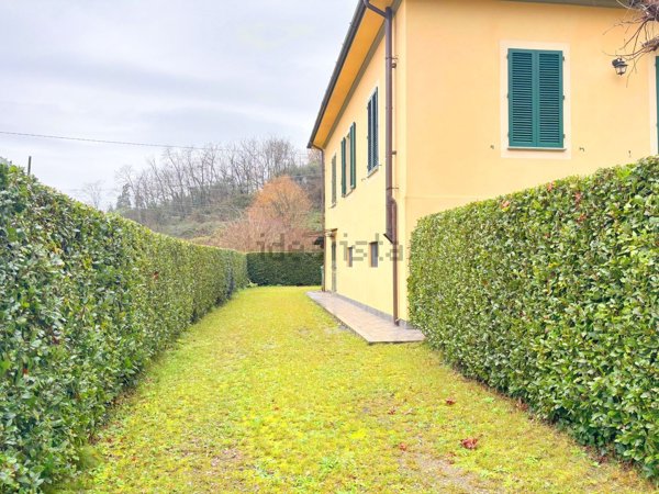 casa indipendente in vendita a Lucca in zona Cerasomma