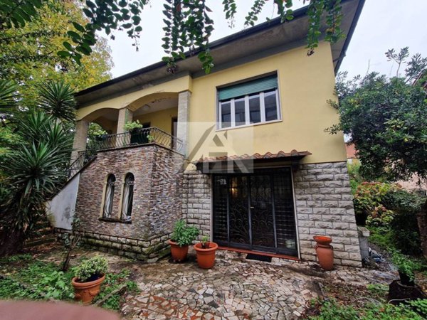 casa indipendente in vendita a Lucca in zona Sant'Anna