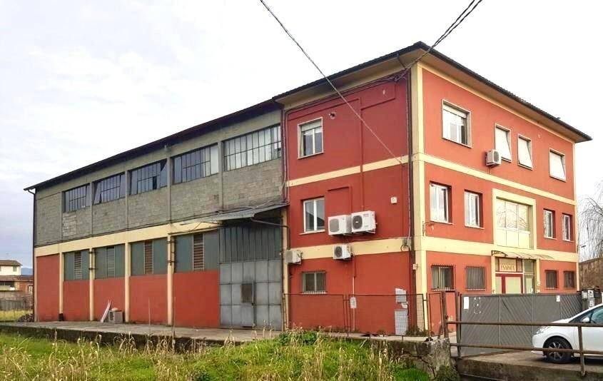 locale di sgombero in vendita a Lucca in zona Zona San Concordio