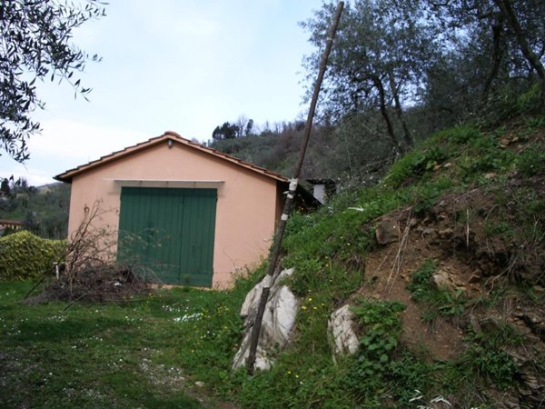 casa indipendente in vendita a Lucca in zona Piazzano