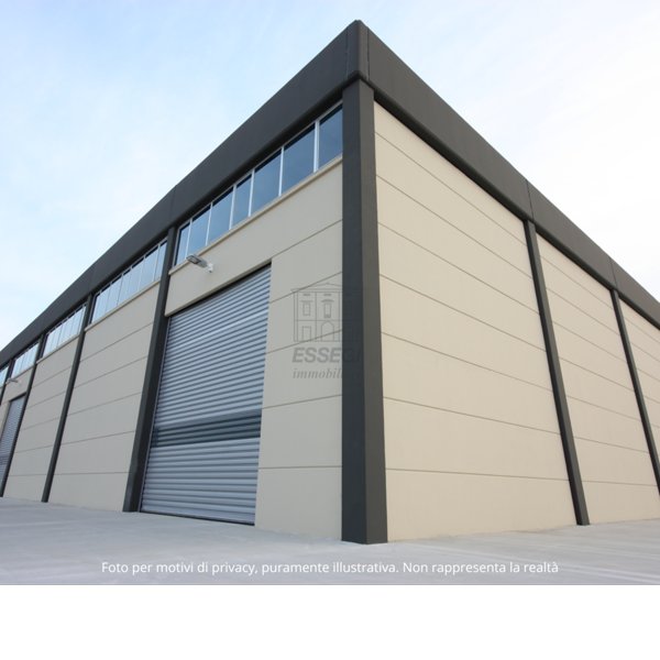 locale commerciale in vendita a Lucca