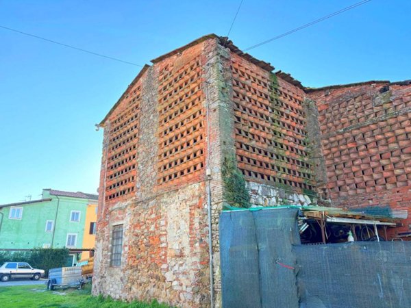 casa indipendente in vendita a Lucca in zona Ponte San Pietro