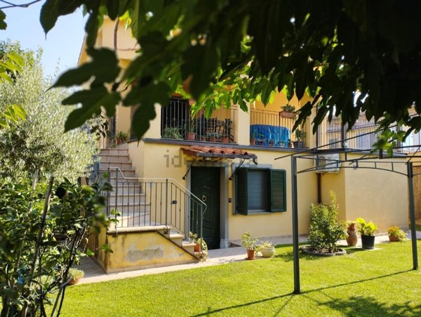 casa indipendente in vendita a Lucca in zona zona Mugnano
