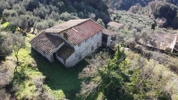 casa indipendente in vendita a Lucca in zona Piazzano