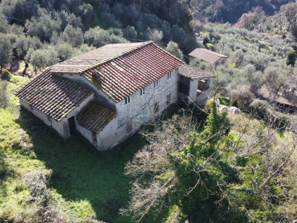 casa indipendente in vendita a Lucca in zona Piazzano