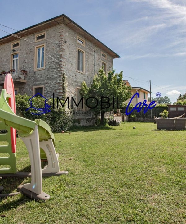 casa indipendente in vendita a Lucca in zona Nozzano