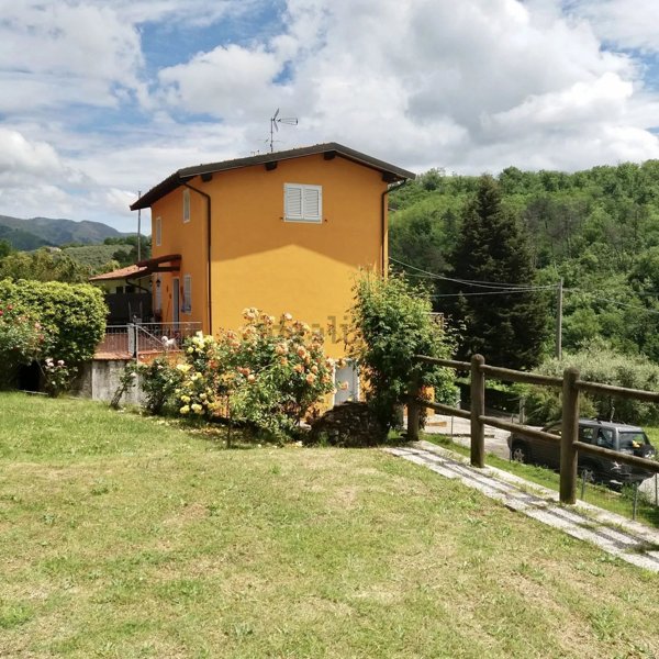 casa indipendente in vendita a Lucca in zona Mastiano