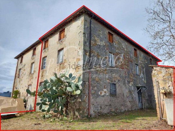 casa indipendente in vendita a Lucca in zona Ponte a Moriano