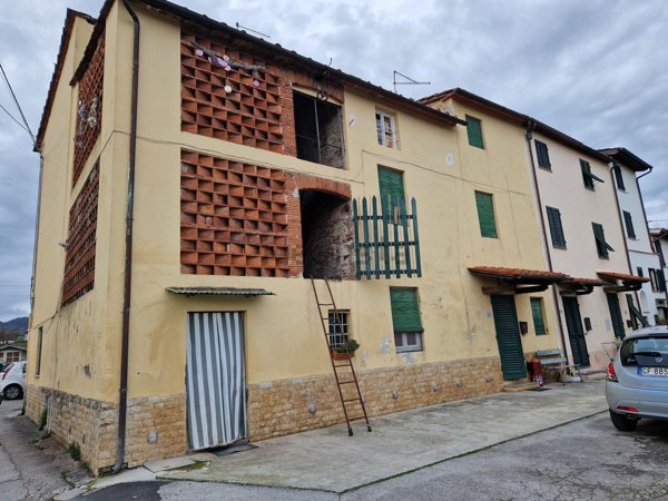 casa indipendente in vendita a Lucca in zona Maggiano