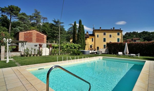 casa indipendente in vendita a Lucca in zona Balbano