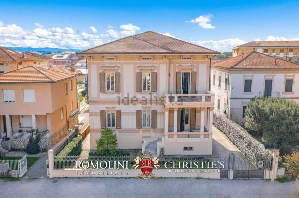 casa indipendente in vendita a Lucca in zona zona Arancio