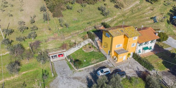 casa indipendente in vendita a Lucca in zona Aquilea
