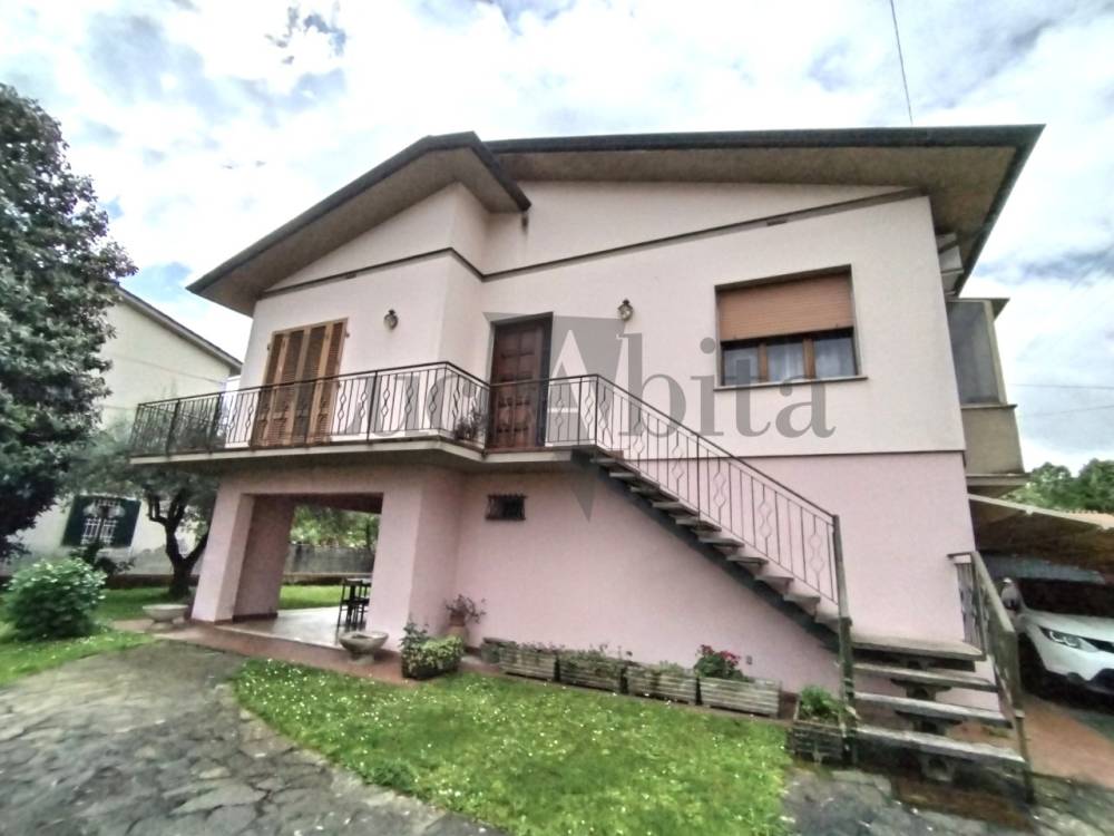 casa indipendente in vendita a Lucca in zona Centro Città