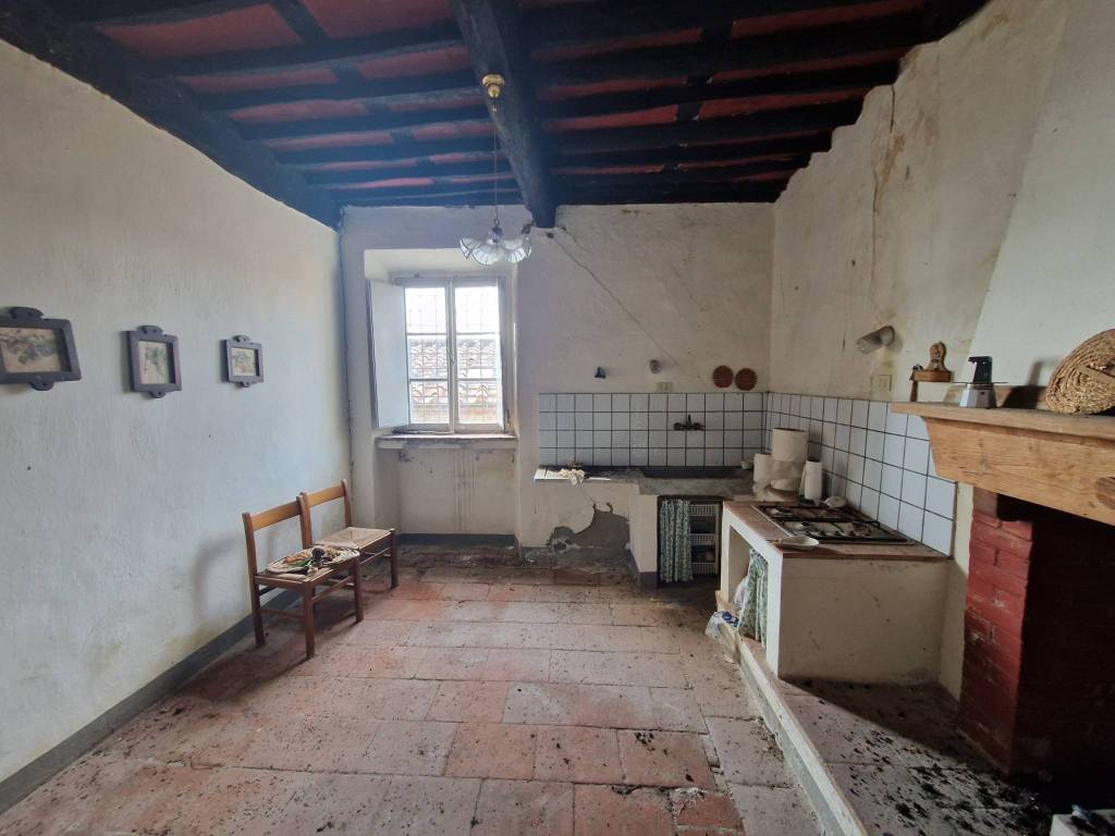 casa indipendente in vendita a Lucca in zona Chiatri