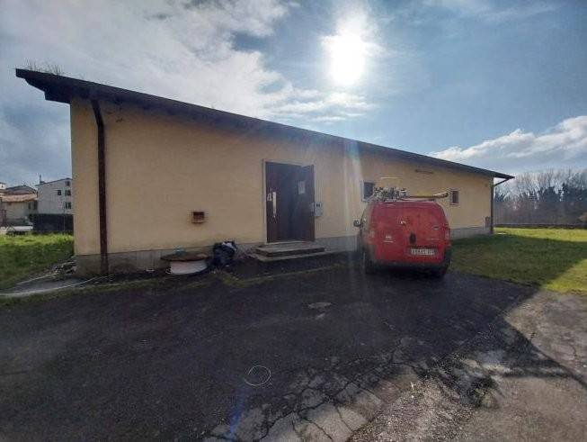 locale commerciale in vendita a Lucca in zona Monte San Quirico