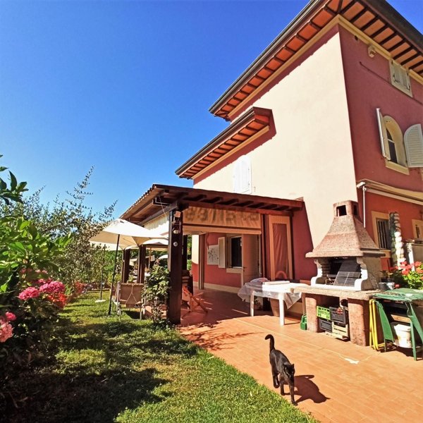 casa indipendente in vendita a Lucca in zona Nozzano