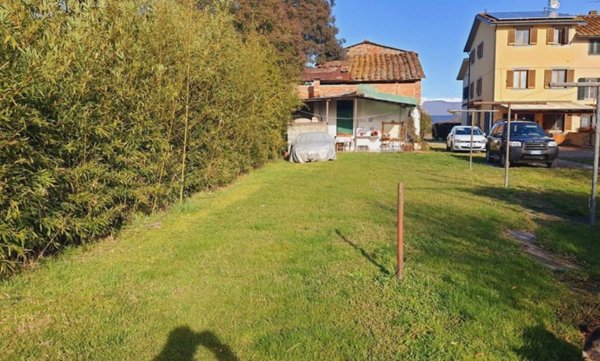 casa indipendente in vendita a Lucca in zona zona Sorbano