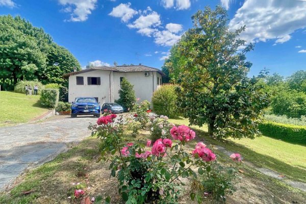casa indipendente in vendita a Lucca in zona Vallebuia