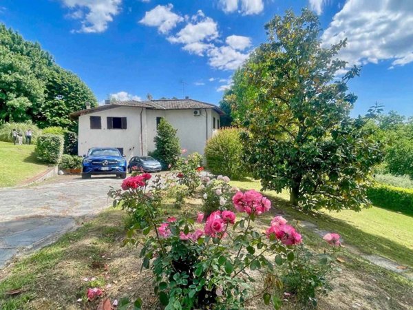 casa indipendente in vendita a Lucca in zona Vallebuia