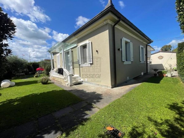 casa indipendente in vendita a Lucca in zona Centro Città