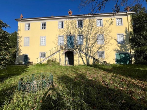 casa indipendente in vendita a Lucca in zona Centro Città