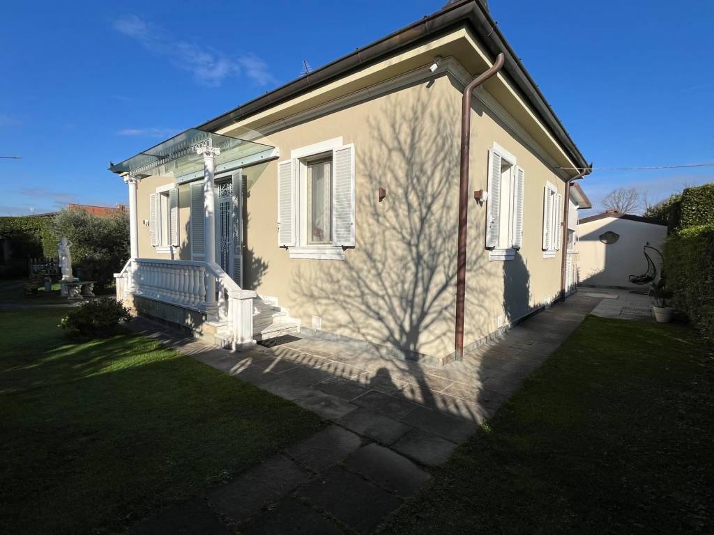 casa indipendente in vendita a Lucca in zona Monte San Quirico